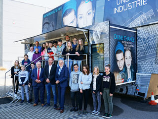 Group photo of guests of honour with secondary school Bruck