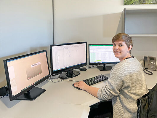 interview – lena bei der arbeit am pc im bereich hardware engineering Interview – Lena bei der Arbeit am PC im Bereich Hardware Engineering