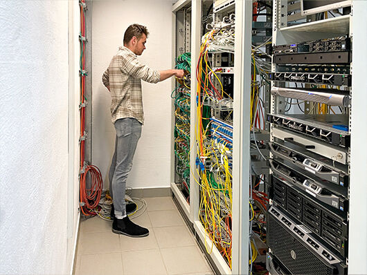 Arbeit von Felix bei der Arbeit im Serverraum