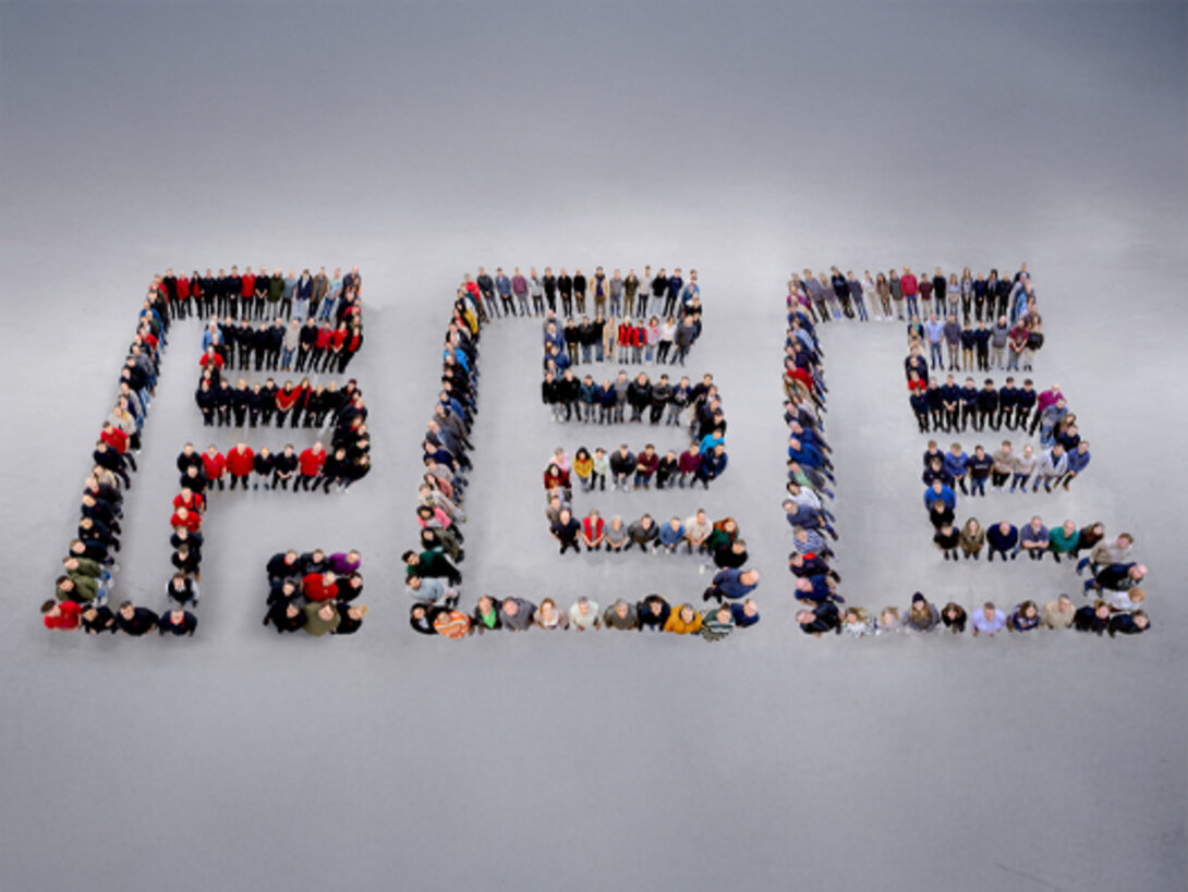 F.EE Logo aus Mitarbeitern gebildet und von oben fotografiert